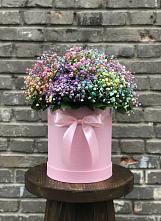 Цветочная композиция из Гипсофила и Розы в шляпной коробке в Межозёрном