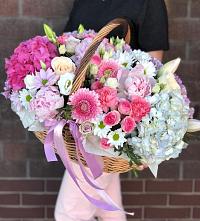 Композиция солнечный день в Межозёрном Цветочная композиция из Розы, Хризантемы, Пионы и Лизиантусы в корзине в Межозёрном