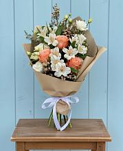 Букет цветов из:  Альстромерии, Лизиантусы, Розы и Хризантемы в Межозёрном
