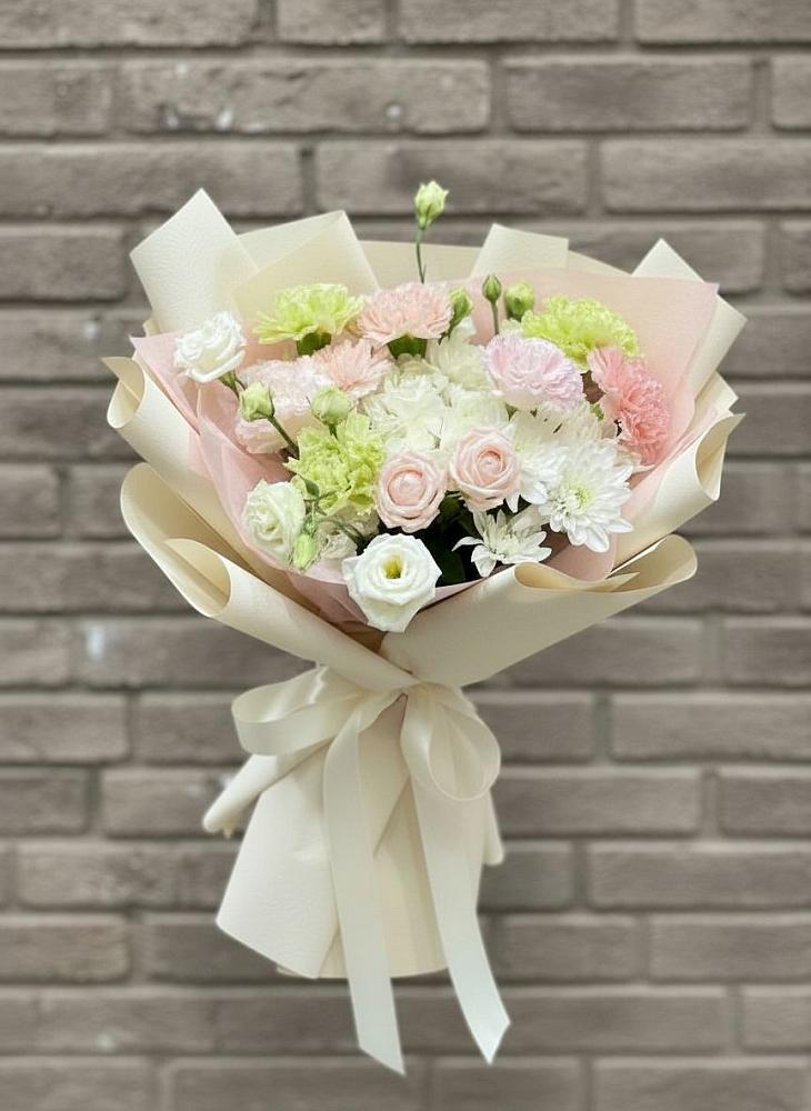 Букет цветов из: Гвоздики, Розы, Лизиантусы и Хризантемы в Межозёрном