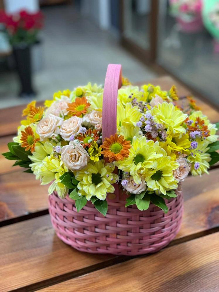 Цветочная композиция из Хризантемы и Розы в корзине в Межозёрном