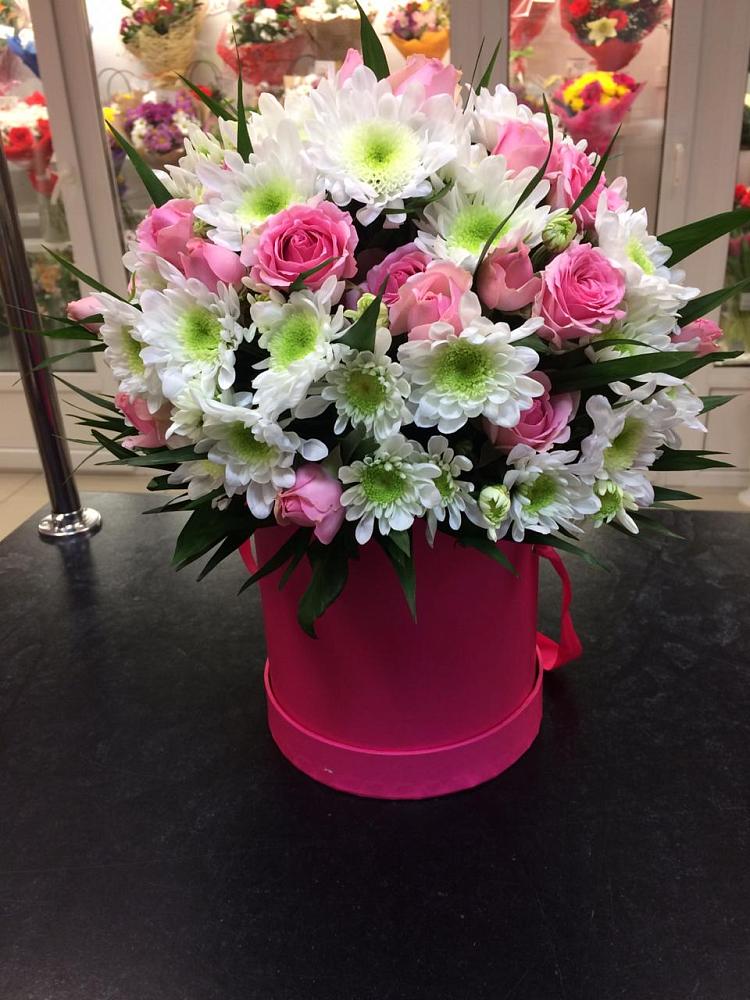 Цветочная композиция из Розы и Хризантемы в шляпной коробке в Межозёрном