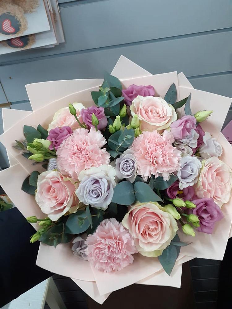 Букет цветов из: Розы, Гвоздики и Лизиантусы в Межозёрном